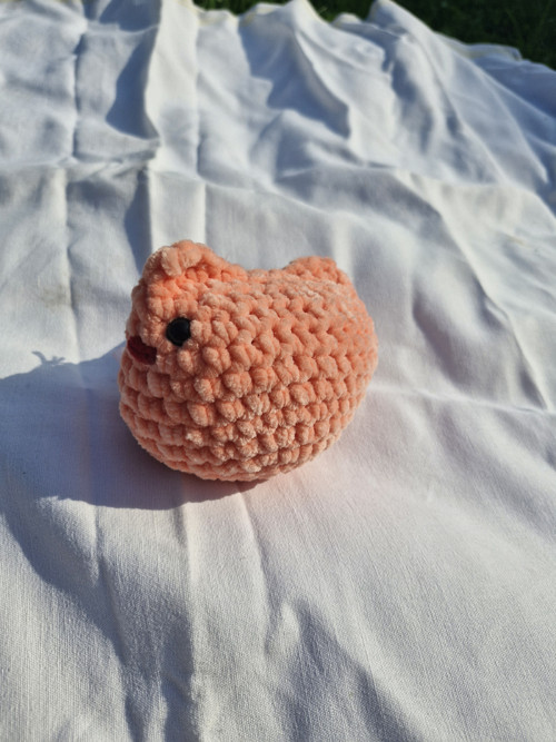 Háčkovaná slepička, oranžová, 13 cm — foto 4