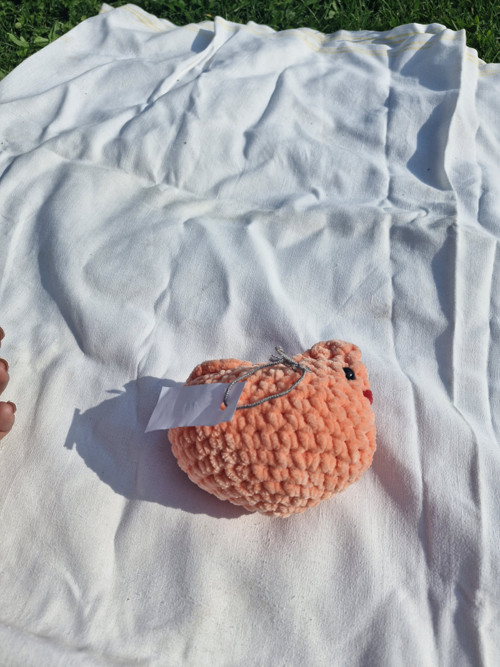 Háčkovaná slepička, oranžová, 13 cm — foto 5