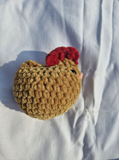 Háčkovaná slepička, hnědá, 12 cm — foto 2