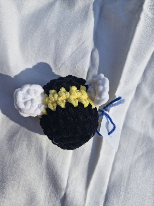 Háčkovaná včelka, 8 cm, hebká — foto 2