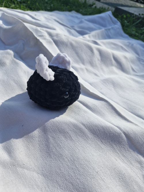 Háčkovaná moucha, 9 cm, hebká — foto 3
