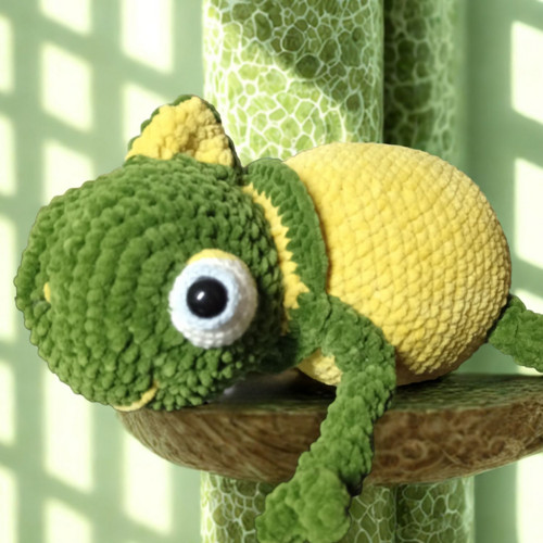 Háčkovaný chameleon – originál na objednávku — foto 3