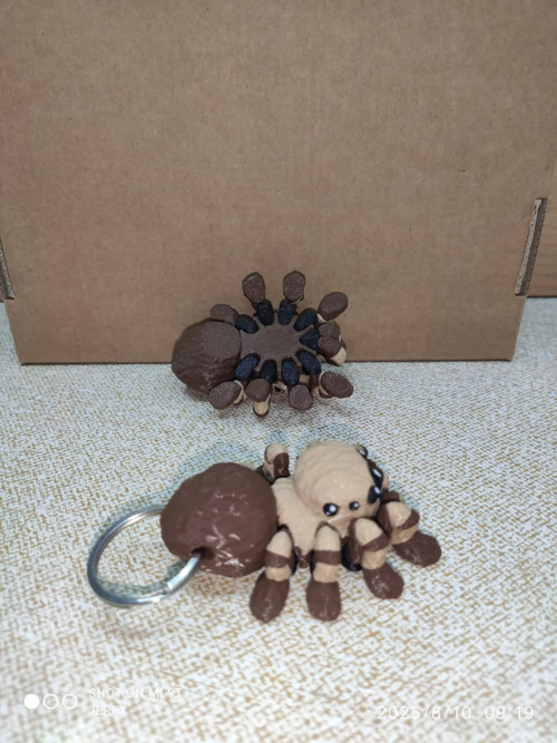 Malá tarantule - postavička/klíčenka — foto 2