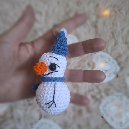 Háčkovaný přívěsek sněhuláčka — foto 4