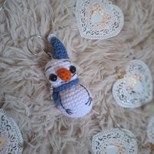 Háčkovaný přívěsek sněhuláčka — foto 2