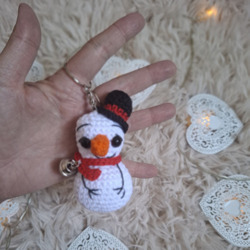 Háčkovaný přívěsek sněhuláčka — foto 4