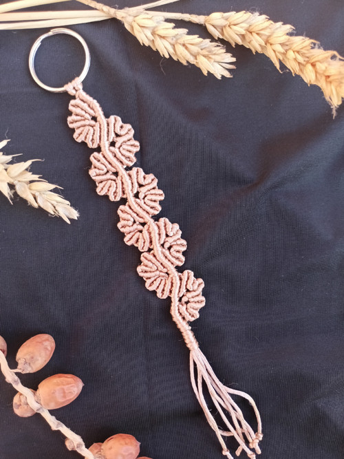 Něžná klíčenka, bronz, macramé — foto 5