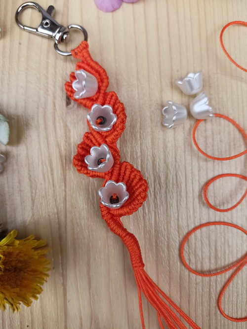 Klíčenka Květy, oranžová, macramé — foto 6