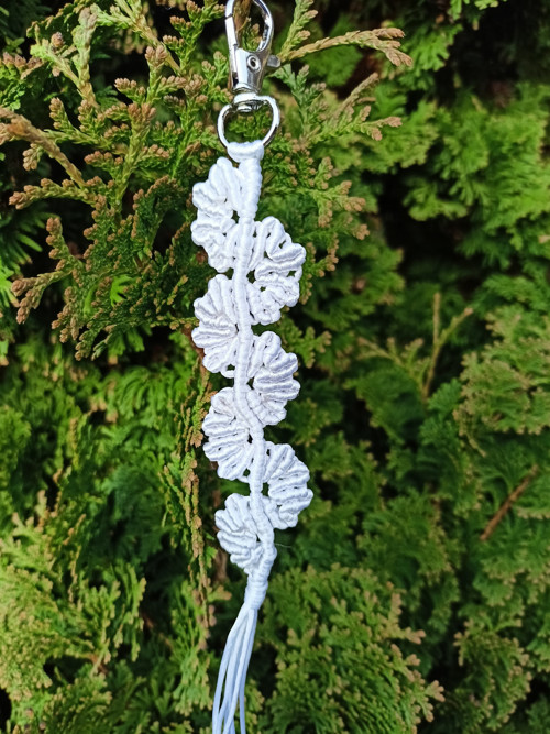 Něžná klíčenka, bílá, macramé — foto 5