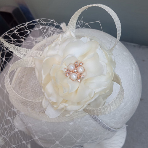 Ivory Fascinator Sinamay — foto 2