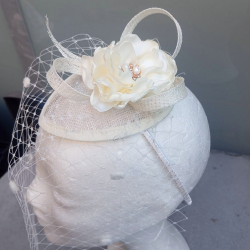 Ivory Fascinator Sinamay — foto 3