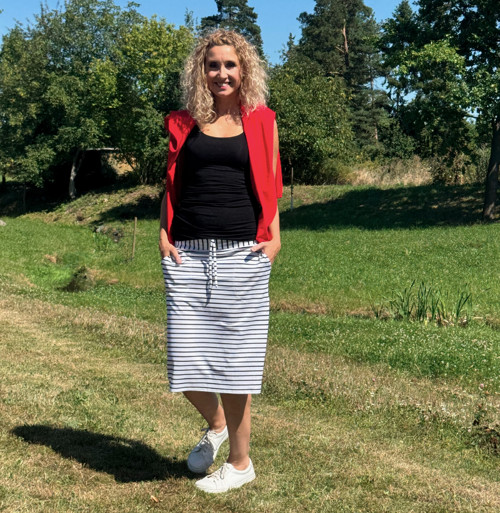 Bíločerná sukně s kapsami krátká — foto 2