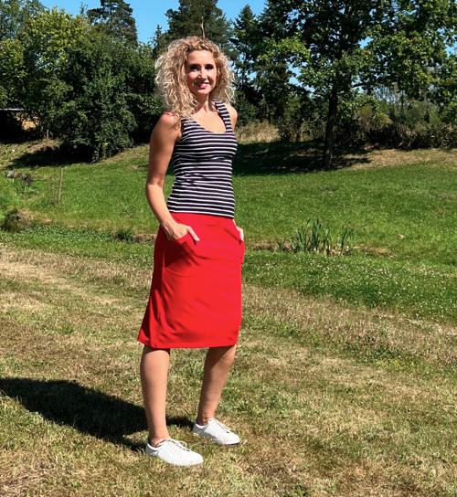 Červená sukně s kapsami krátká — foto 6