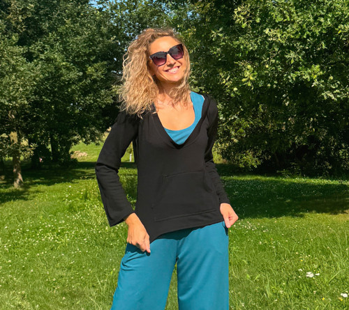 Černá mikina s klokankou a kapucí — foto 3