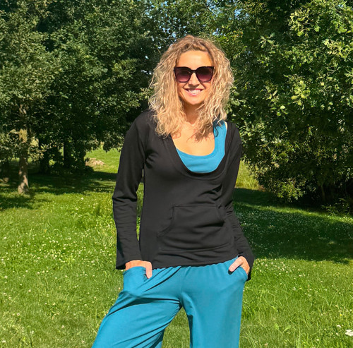 Černá mikina s klokankou a kapucí — foto 4