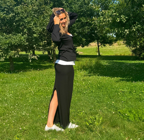 Černá mikina s klokankou a kapucí — foto 5