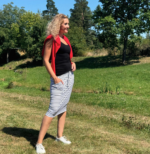 Bíločerná sukně s kapsami krátká — foto 4