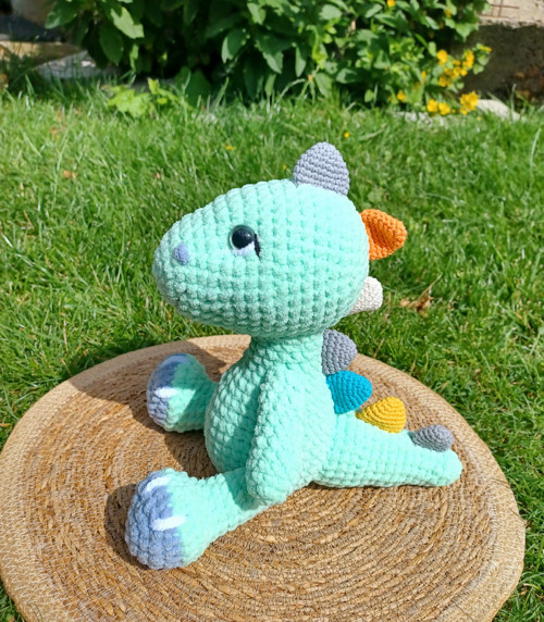 Dinosaurus s barevnými hroty — foto 6