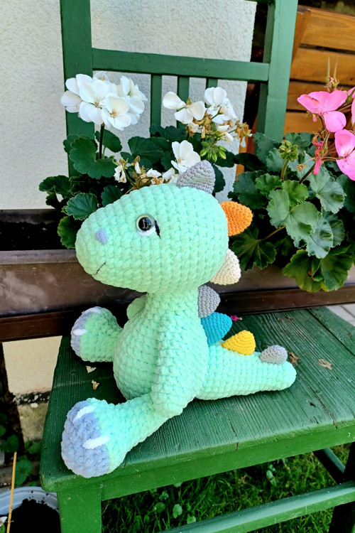 Dinosaurus s barevnými hroty — foto 4