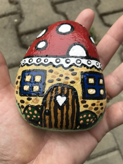 Malovaný kámen "Muchomůrkový domeček" — foto 6