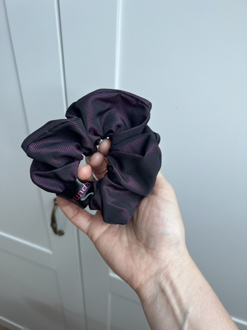 Pinkpunk scrunchie - fialový proužek — foto 2