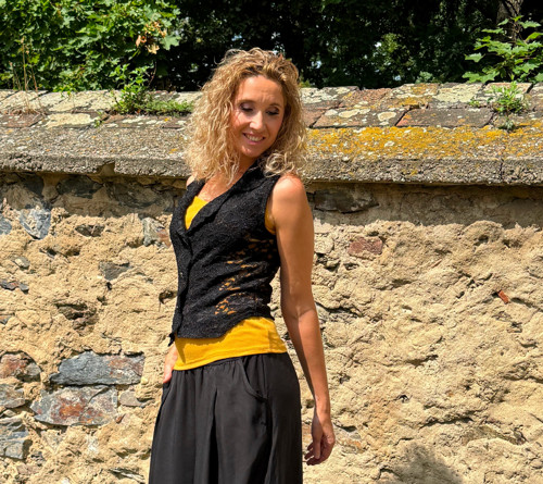 Černá krajková vesta — foto 4