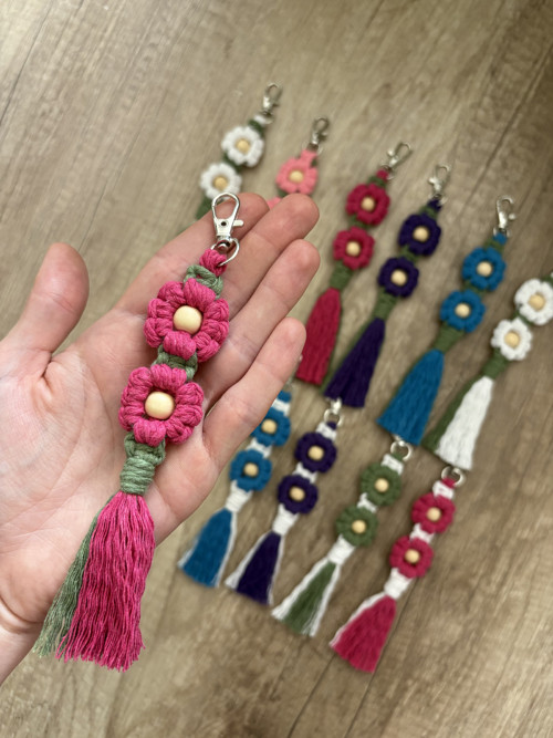 Macramé klíčenka - dvě kytičky — foto 2