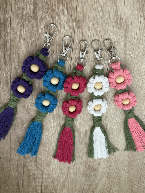 Macramé klíčenka - dvě kytičky — foto 3