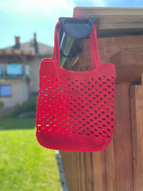 Červená háčkovaná taška — foto 3