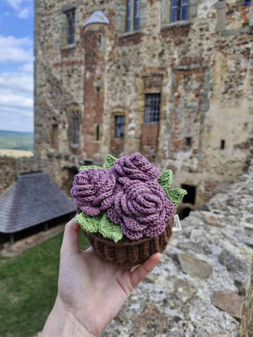 Háčkovaný koš s růžemi — foto 5