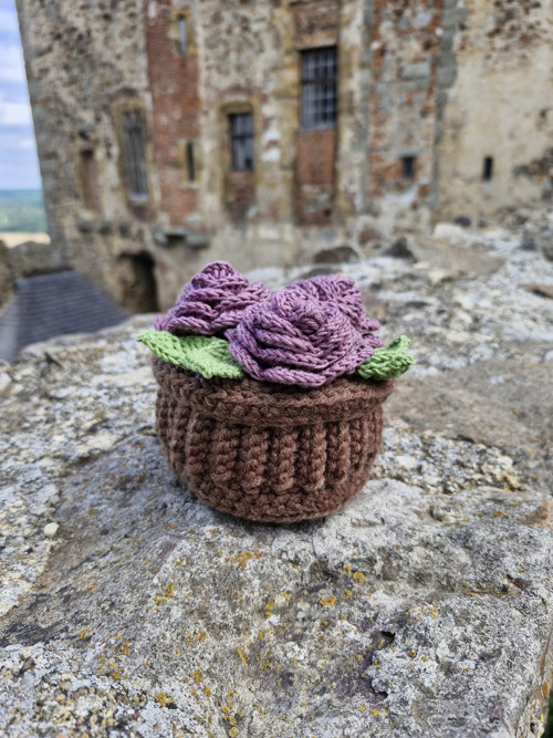 Háčkovaný koš s růžemi — foto 4