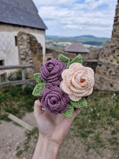 Háčkovaný koš s růžemi — foto 4