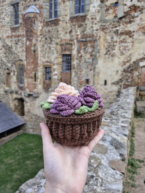 Háčkovaný koš s růžemi — foto 6