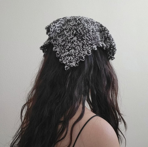 Černobílá háčkovaná bandana — foto 4