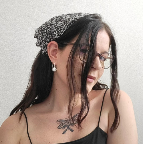 Černobílá háčkovaná bandana — foto 2