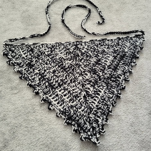 Černobílá háčkovaná bandana — foto 3