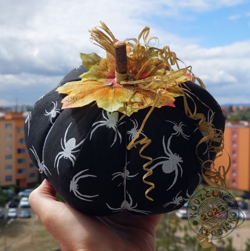 Šitá dýně ČERNÁ S PAVOUKY — foto 4