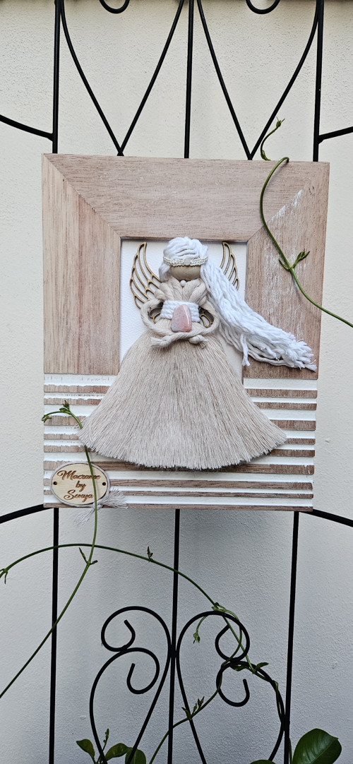 Boho macramé andělka v rámečku s opálem — foto 2