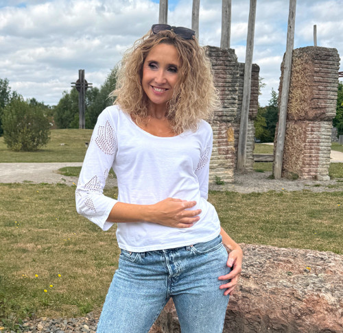 Bílé tričko s ozdobným rukávem — foto 3