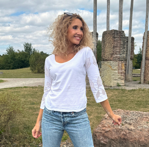 Bílé tričko s ozdobným rukávem — foto 6