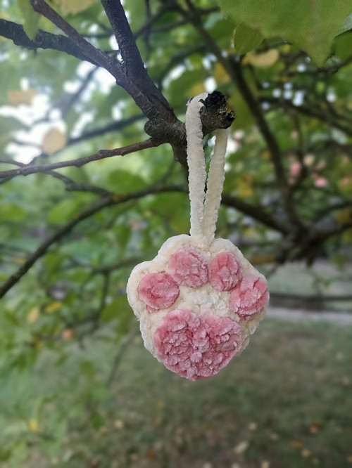 Háčkovaná tlapička – přívěsek — foto 2