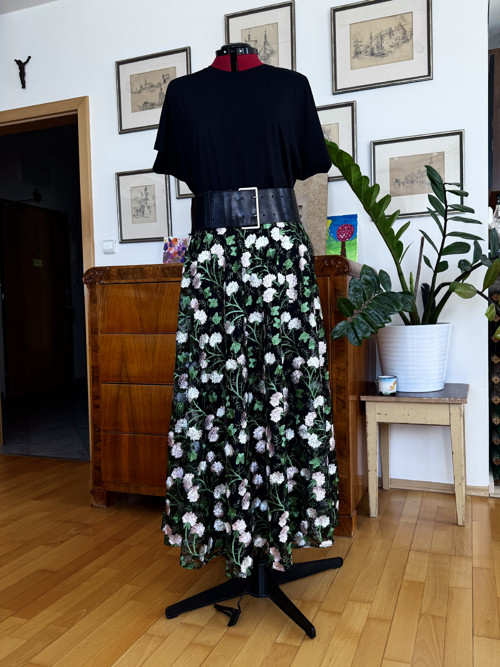 Sukně z vyšívaného tylu — foto 2