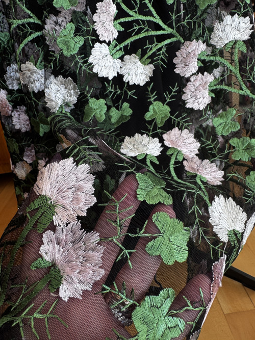 Sukně z vyšívaného tylu — foto 3