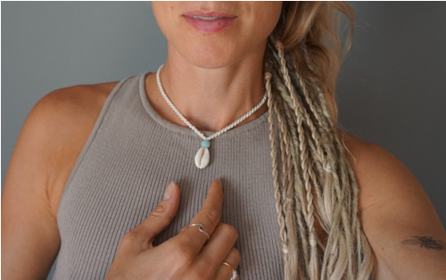 Macramé náhrdelník Cowrie & Amazonit — foto 2