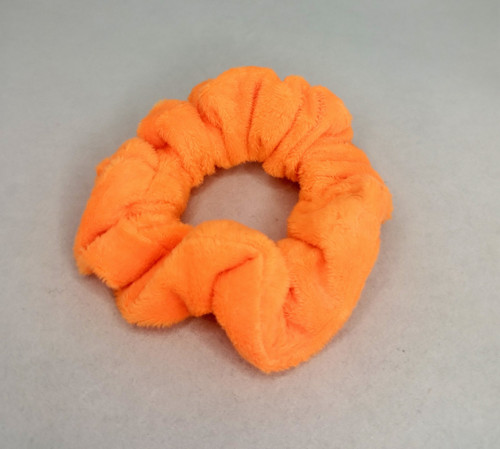 Plyšová scrunchie – hebká modrá gumička do vlasů — foto 2
