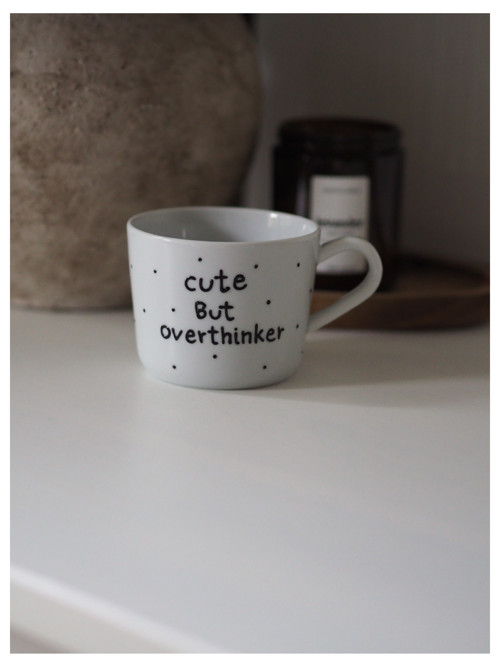 Ručně malovaný hrníček CUTE BUT OVERTHINKER — foto 2