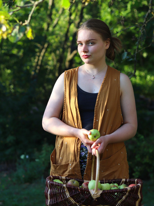 Vesta Dívka s jablky — foto 3