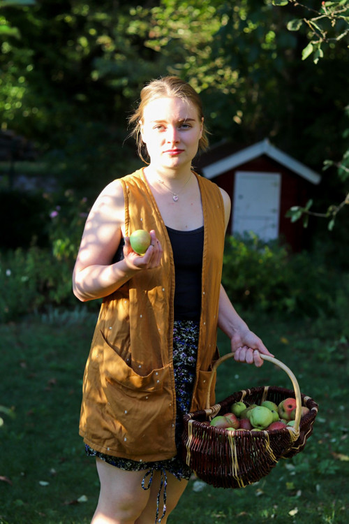 Vesta Dívka s jablky — foto 6