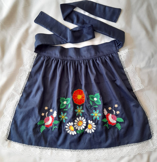 Zástěrka, zástěra ke kroji. Folklor. — foto 2