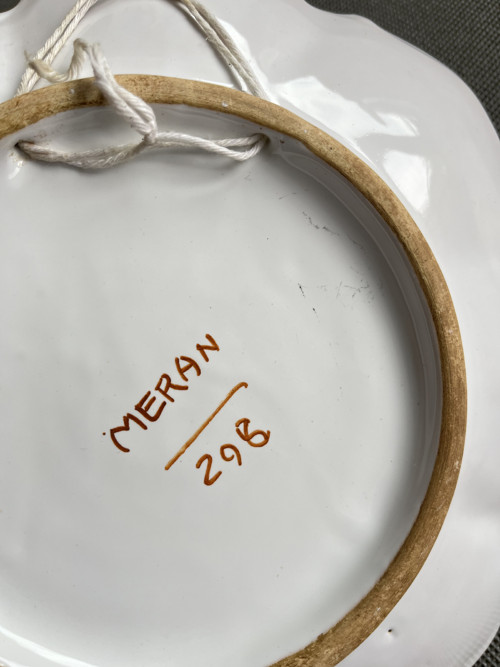 Ručně malovaný závěsný talíř 25 cm, fajáns Francie — foto 3